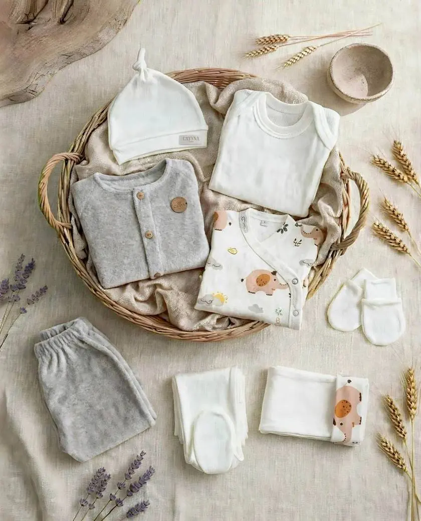 Set Catyna 8 piezas con cardigan plush gris y kimono elefantitos - incluye gorrito, body, pantalones y manoplas