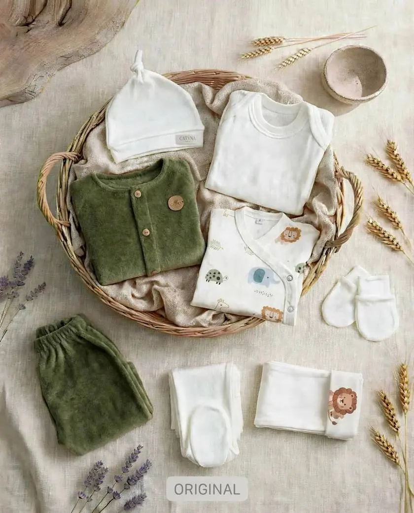 Set Catyna 8 piezas con cardigan plush verde oliva y kimono safari - incluye gorrito, body, pantalones y manoplas